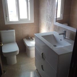 dmq Instalaciones y Reparaciones interior de baño moderno